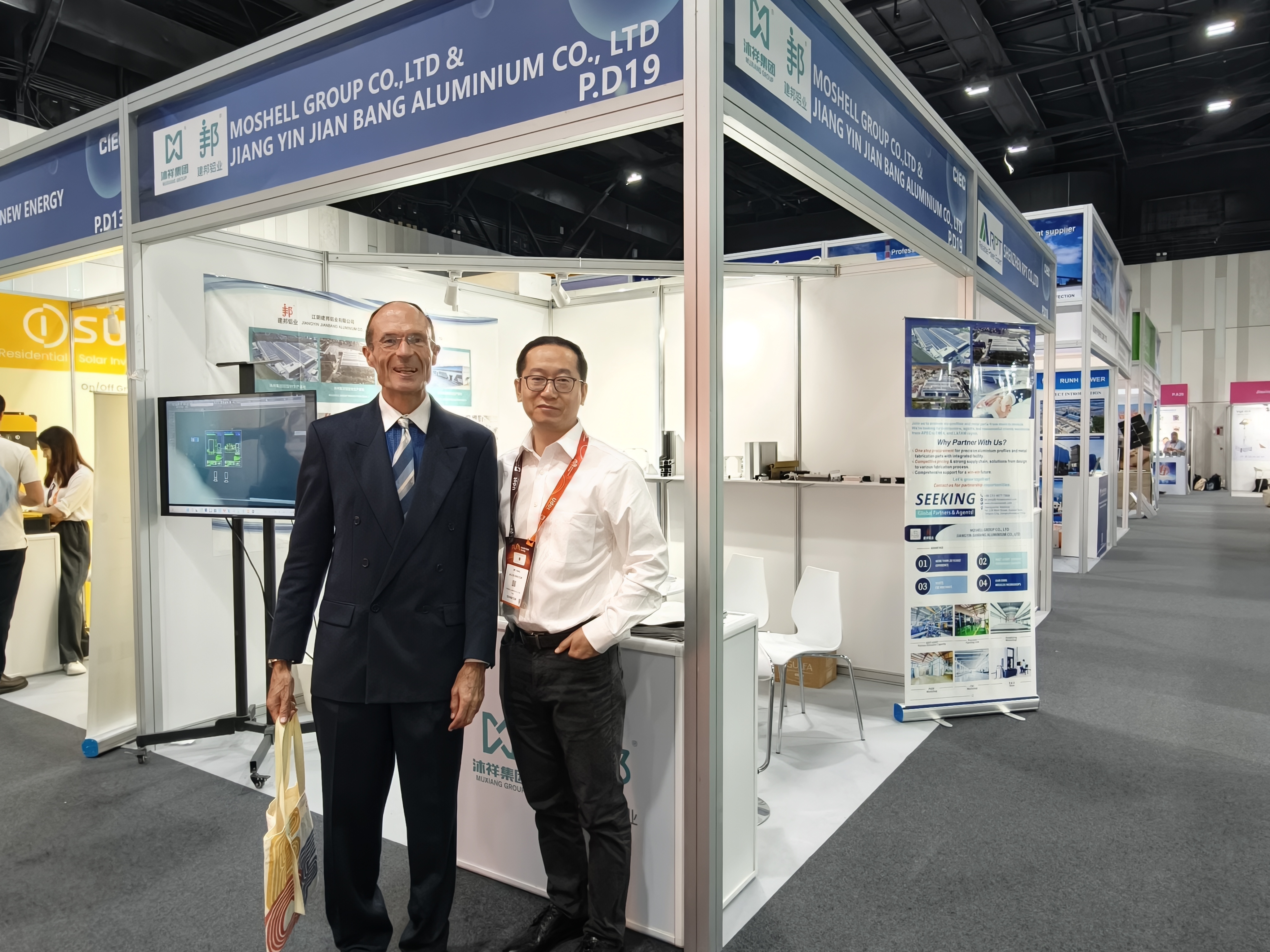 Muxiang Group fremviser nye energibesparende aluminiumsprofiler på Dubai Energy Exhibition